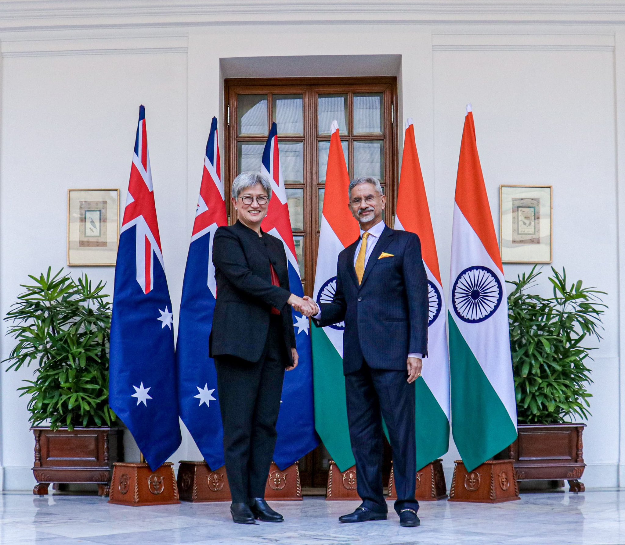 High Commissioner Philip Green OAM presenting his credentials to H.E. Smt. Droupadi Murmu ji