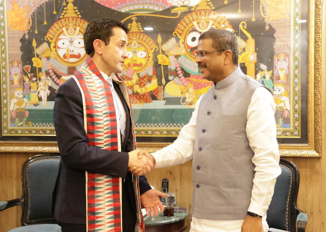 High Commissioner Philip Green OAM presenting his credentials to H.E. Smt. Droupadi Murmu ji